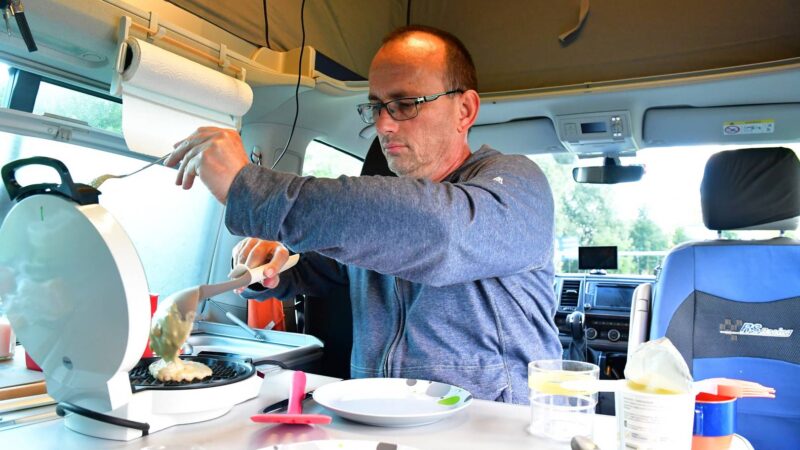 Waffelessen auf Campingplatz in Riga