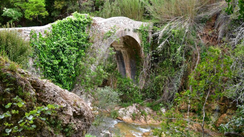 Brücke bei Neda Wasserfällen