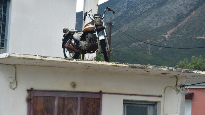 Motorrad auf dem Dach