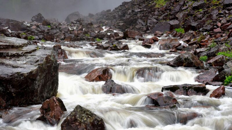 Fluss Njupeskaer Wasserfall